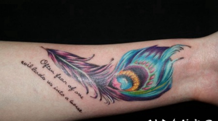 手臂生动的彩色孔雀羽毛与字母纹身图案