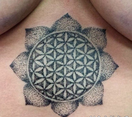胸部点刺黑色的梵花纹身图案