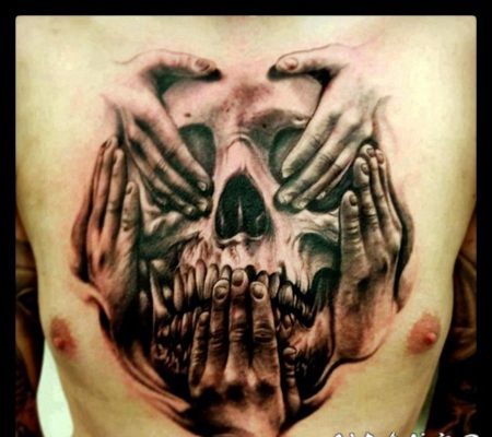 胸部写实的撕皮骷髅与手纹身图案