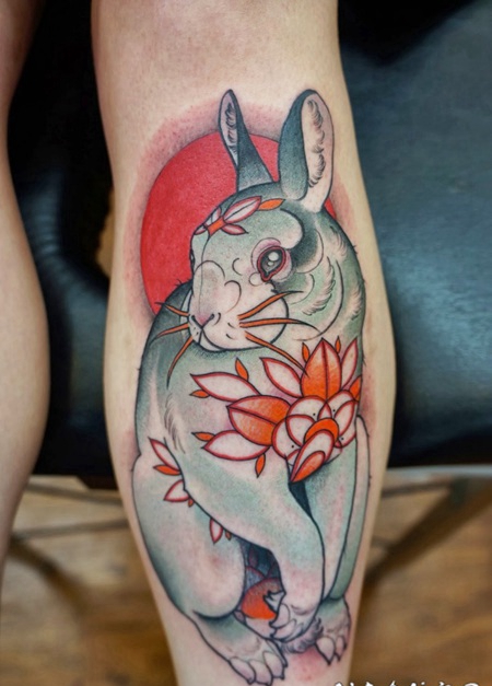 小腿日式彩色兔子与红色太阳纹身图案