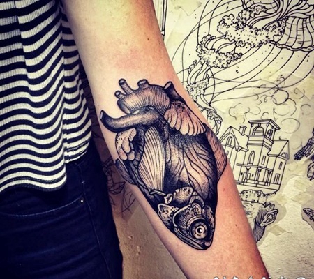 手臂黑灰半心脏半金鱼纹身图案