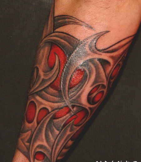 手臂红色和黑色的部落图腾纹身图案