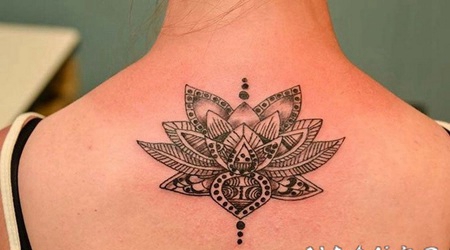 背部黑白的部落莲花纹身图案