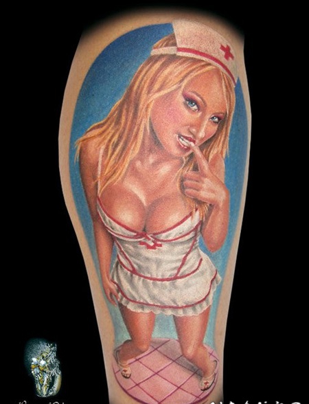 小腿写实的彩绘性感女护士肖像纹身图案