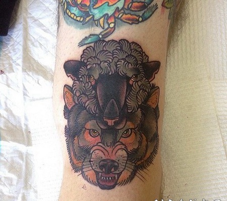 手臂彩色个性的狼头和羊头纹身图案