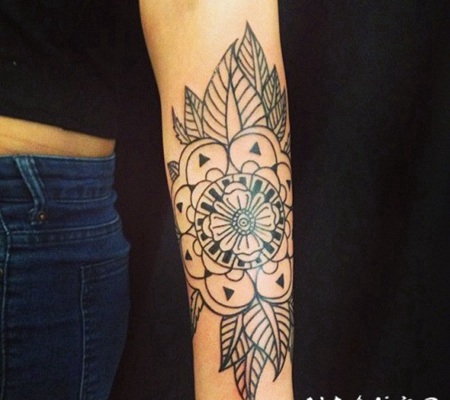 手臂黑色线条曼陀罗花和叶子纹身图案