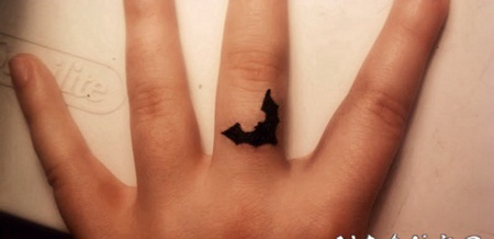 手指上的黑色小蝙蝠纹身图案