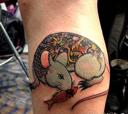 小腿彩的日式老鼠与鱼纹身图案