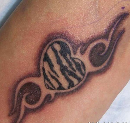 心形斑马条纹和图腾手臂纹身图案