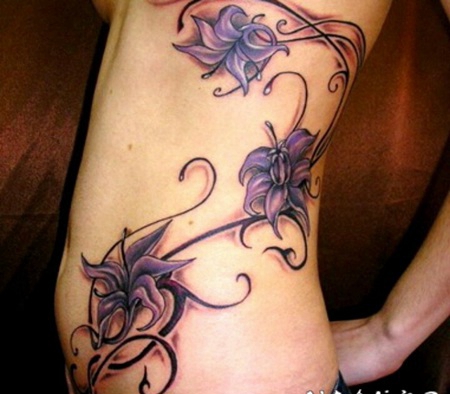 侧肋紫色的异国情调花朵纹身图案