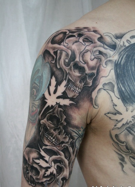 男性手臂笑脸骷髅个性纹身图案