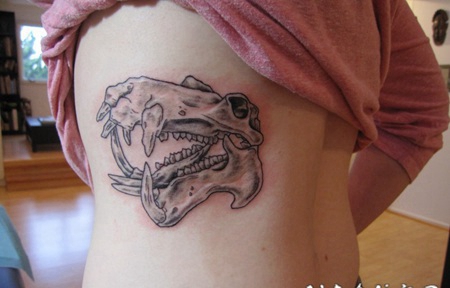 侧肋灰色的河马头骨纹身图案