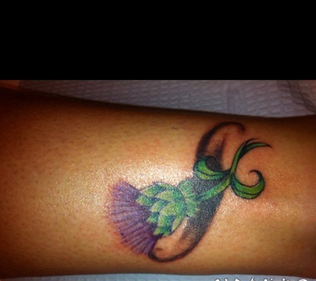 彩色的苏格兰蓟花纹身图案