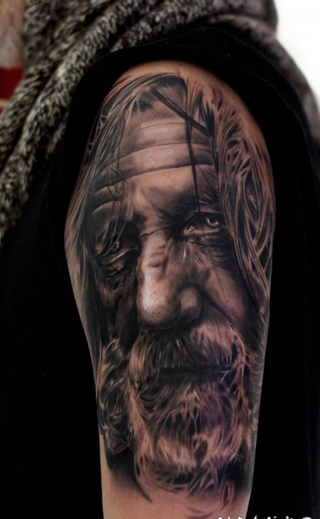 手臂黑白非常逼真的老巫师肖像纹身图案