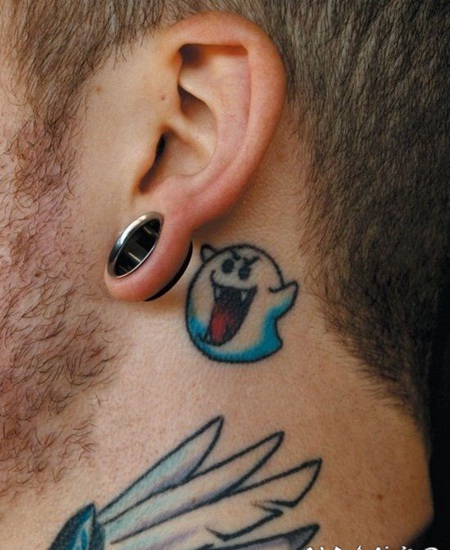 男性耳后卡通幽灵彩色纹身图案