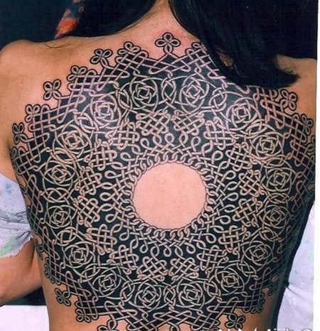 背部凯尔特风格结大面积黑白纹身图案