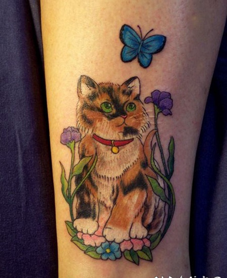 脚踝可爱的猫和蝴蝶花朵彩色纹身图案