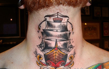 颈部彩色的帆船纹身图案