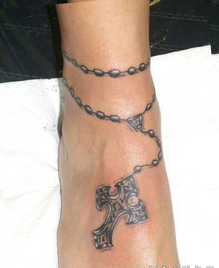 脚踝念珠与十字架黑白纹身图案