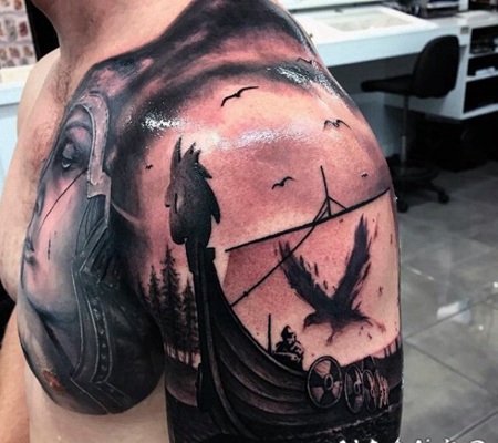 大臂海盗船和乌鸦风景纹身图案