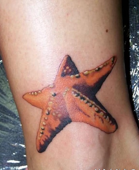 脚踝写实的橙色海星纹身图案