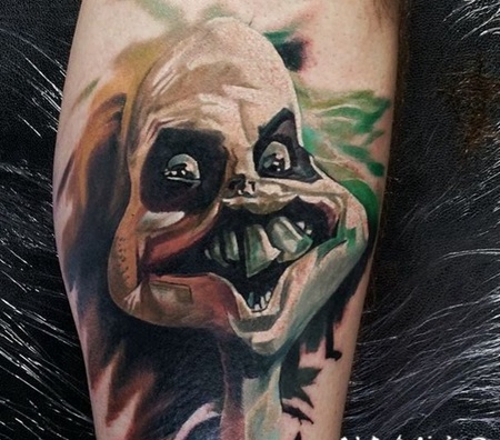 小腿涂鸦式的彩色外星人脸纹身图案