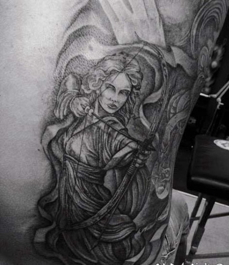 很酷的设计黑白女性射手侧肋纹身图案