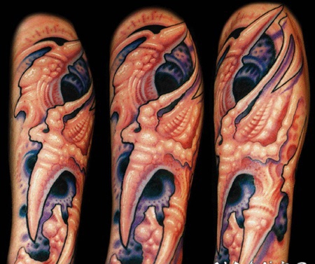 个性的外星人骨骼彩色手臂纹身图案