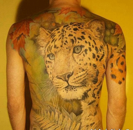 满背巨大迷人的彩色猎豹和植物纹身图案