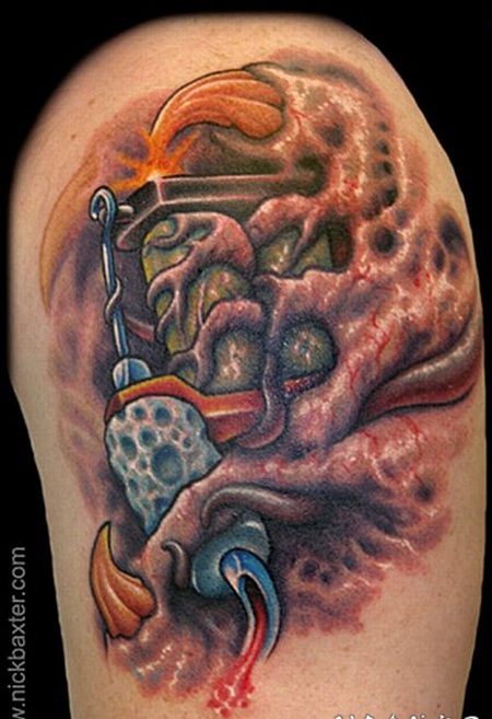 大臂疯狂的彩色外星生物纹身图案