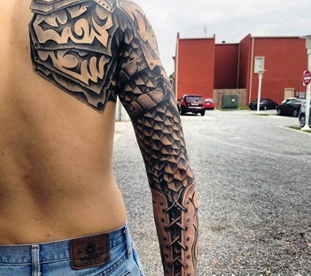 男子手臂中世纪盔甲黑白纹身图案