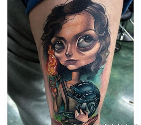 new school大腿彩色的女人与小外星人纹身图案