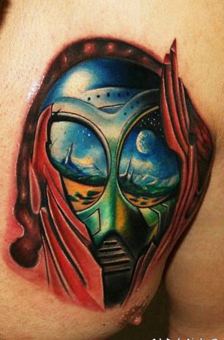 胸部彩色的外星人脸个性纹身图案