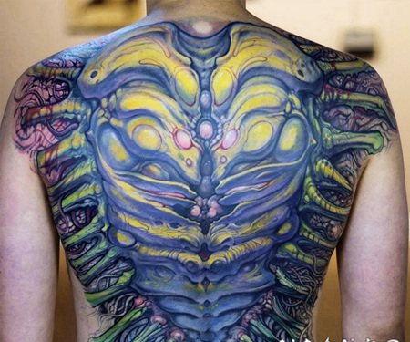 满背大型美丽的彩色异形骨骼纹身图案