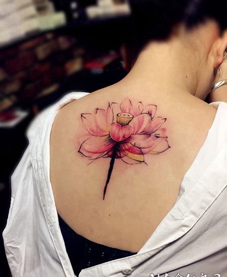 夏莲之花，后背美丽的莲花纹身