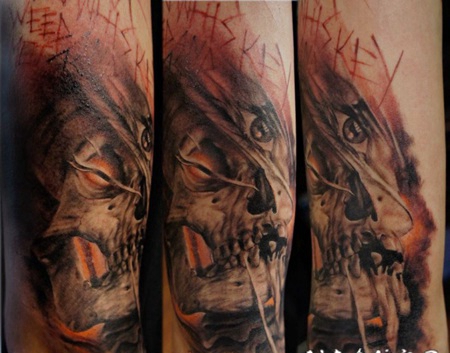 手臂彩色的外星人头骨和神秘字符纹身图案