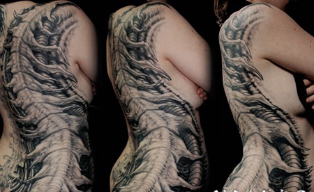 侧肋灰色的经典异形骨骼纹身图案