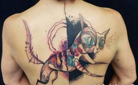 背部抽象的猫水彩风格纹身图案