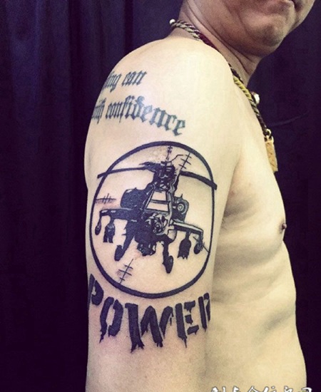 男子手臂上的直升机纹身图案