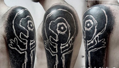 手臂令人难以置信黑白外星人纹身图案