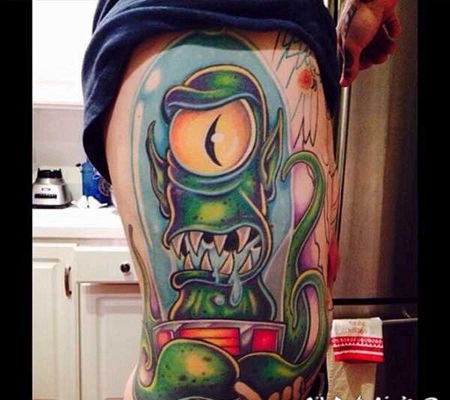 侧肋卡通风格的彩色恐怖外星人纹身图案