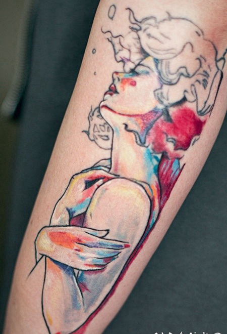 手臂抽象风格的水彩女性纹身图案
