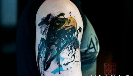 手臂抽象的小鸟彩色纹身图案