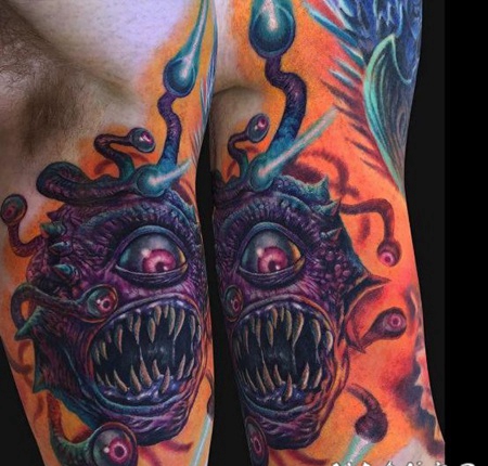 大臂卡通风格的彩色外星怪物眼睛纹身图案