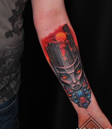 手臂卡通风格彩色的外星人面具与城市纹身图案