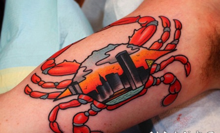 大臂彩色的螃蟹结合城市纹身图案