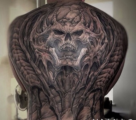 满背巨大的可怕外星骨骼纹身图案