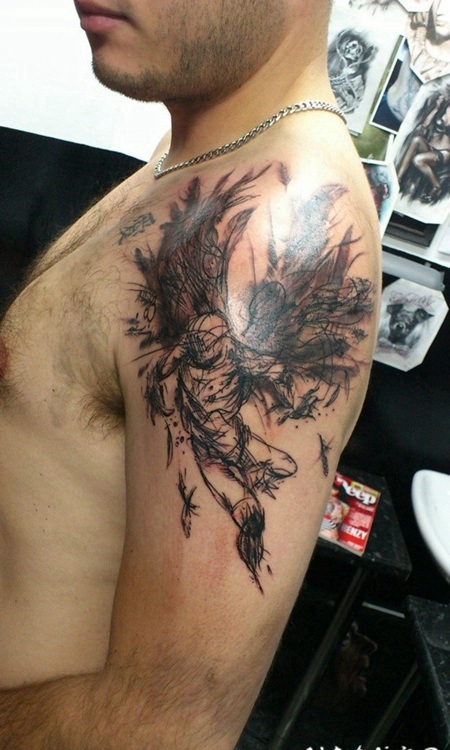 大臂抽象的黑色天使纹身图案