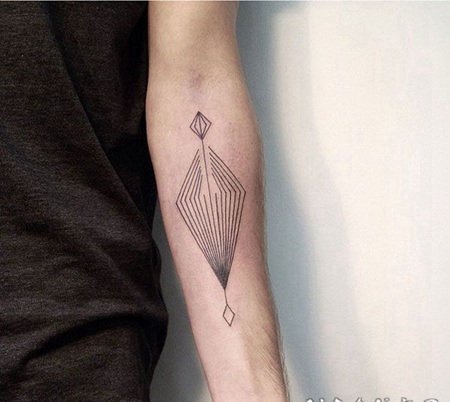 手臂简单的黑色线条几何纹身图案