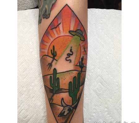 手臂彩色几何沙漠与外星飞船纹身图案